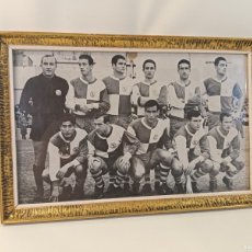 Coleccionismo deportivo: ALINEACIÓN SABADELL F.C. AÑOS 50/60 - FOTO DE PERIÓDICO ENMARCADA - EQUIPO FÚTBOL CATALUNYA - MARCO