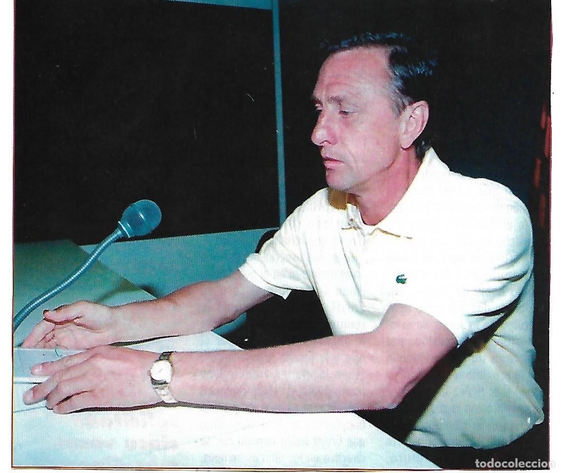 Coleccionismo deportivo: Recorte de CRUYFF ante el micr&oacute;fono