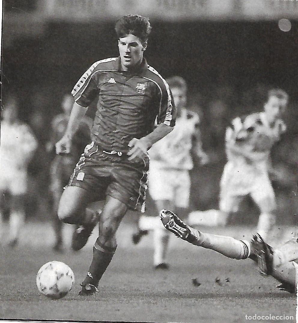 Coleccionismo deportivo: Recorte de LAUDRUP sorteando a un contrario - Foto 1