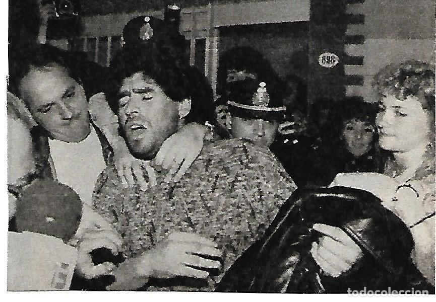 Coleccionismo deportivo: Recorte de MARADONA achuchado - Foto 1
