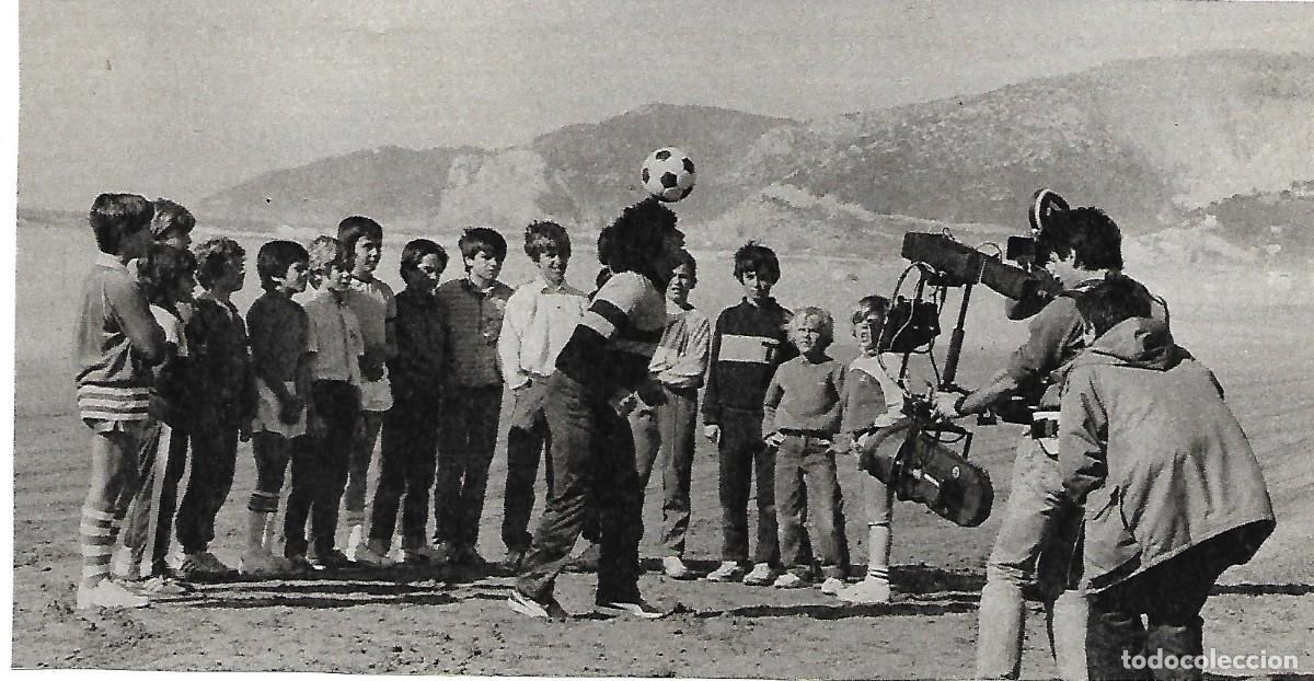 Collectionnisme sportif: Recorte de MARADONA haciendo malabarismo con la cabeza