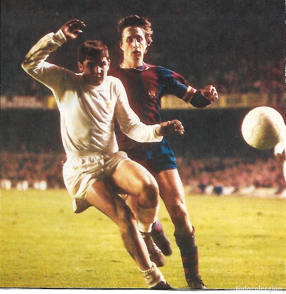 Coleccionismo deportivo: BAR&Ccedil;A: Recorte de CRUYFF en pugna con Camacho - Foto 1