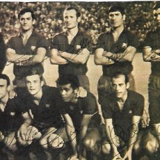 Coleccionismo deportivo: BARÇA: GRAN RECORTE DE UN EQUIPO DE 1968, CAMPEONES DE COPA (FINAL DE LAS BOTELLAS)