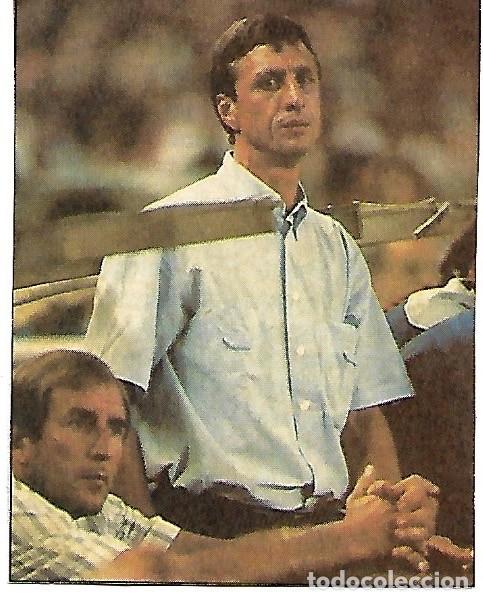 Coleccionismo deportivo: Recorte de CRUYFF con Charly Rexach en el banquillo