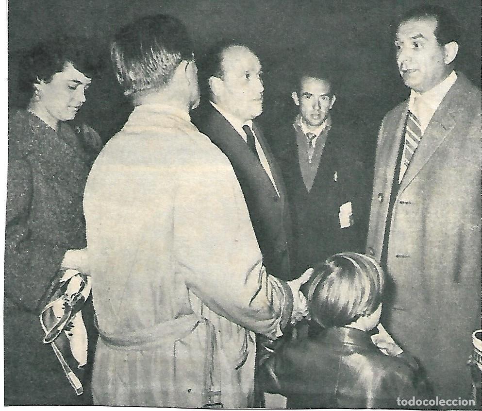 Coleccionismo deportivo: Recorte de PUSKAS a su llegada a Espa&ntilde;a, en Barajas con su familia