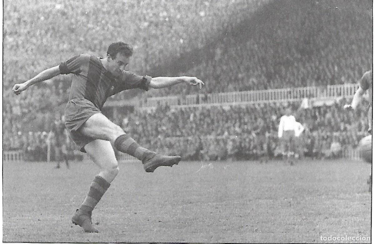Coleccionismo deportivo: BAR&Ccedil;A: Gran recorte de BASORA chutando - Foto 1