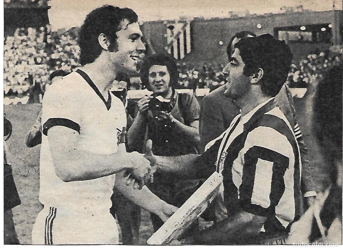 Collectionnisme sportif: Recorte de BECKENBAUER saludando a ENRIQUE COLLAR el d&iacute;a de su homenaje. 1973