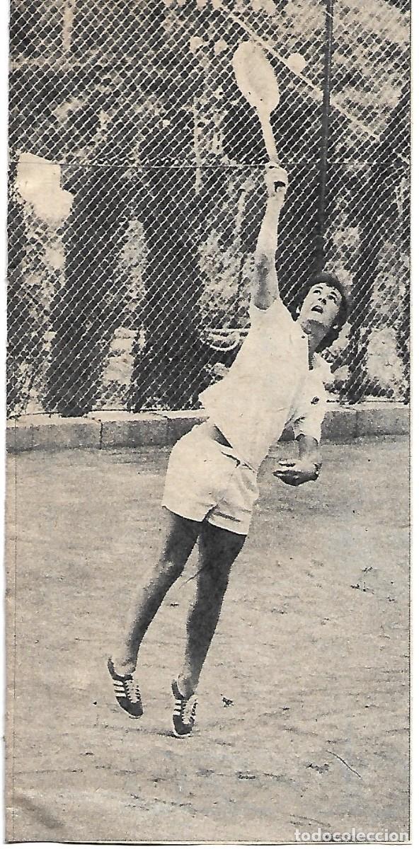 Coleccionismo deportivo: Recorte de BECKENBAUER jugando al tenis - Foto 1