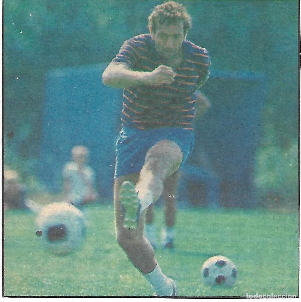 Coleccionismo deportivo: Recorte de QUINI entrenando con una extra&ntilde;a camiseta.1983