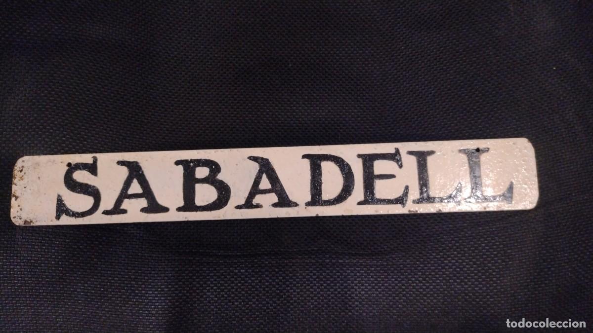 Sammelleidenschaft Sport: Chapa met&aacute;lica con marcador de equipo de futbol Sabadell y San Fernando . 33 x 5 cm