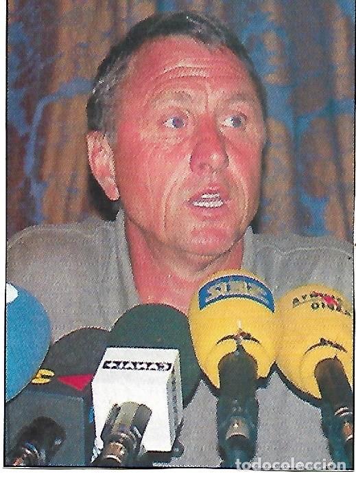 Coleccionismo deportivo: Recorte de CRUYFF ante los micr&oacute;fonos - Foto 1