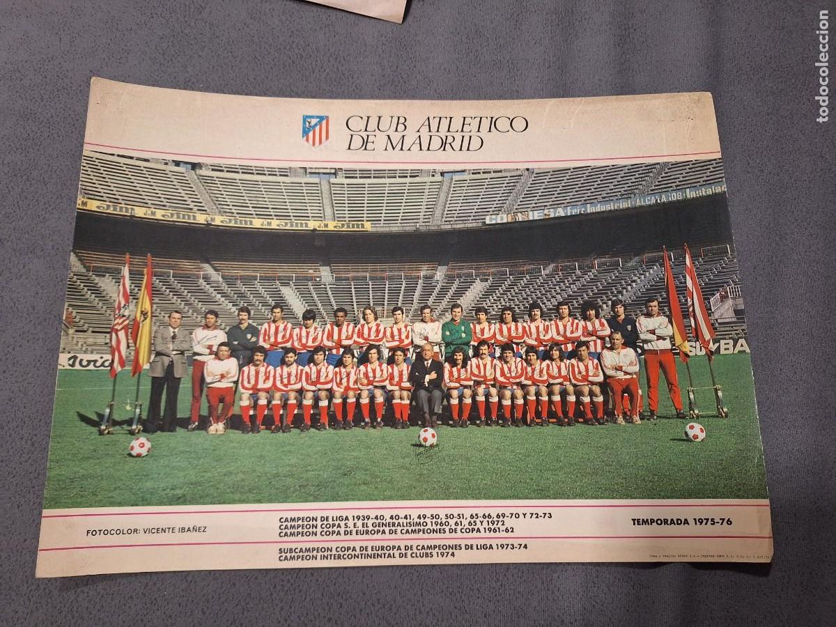 Coleccionismo deportivo: Fotocolor L&aacute;mina poster plantilla At. Madrid 1975 76 Vicente Calder&oacute;n luis aragon&eacute;s firmas impresas