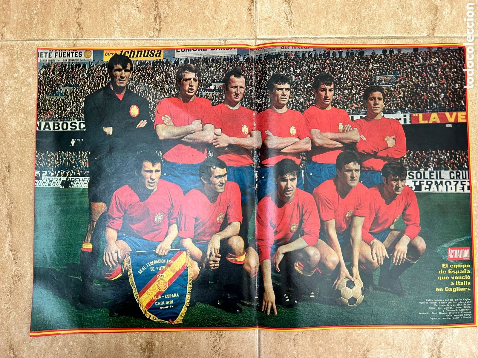 Coleccionismo deportivo: Selecci&oacute;n Espa&ntilde;ola contra Italia Cagliari en a&ntilde;o 71 poster 52x33 actualidad iribar, quini, Kubala...