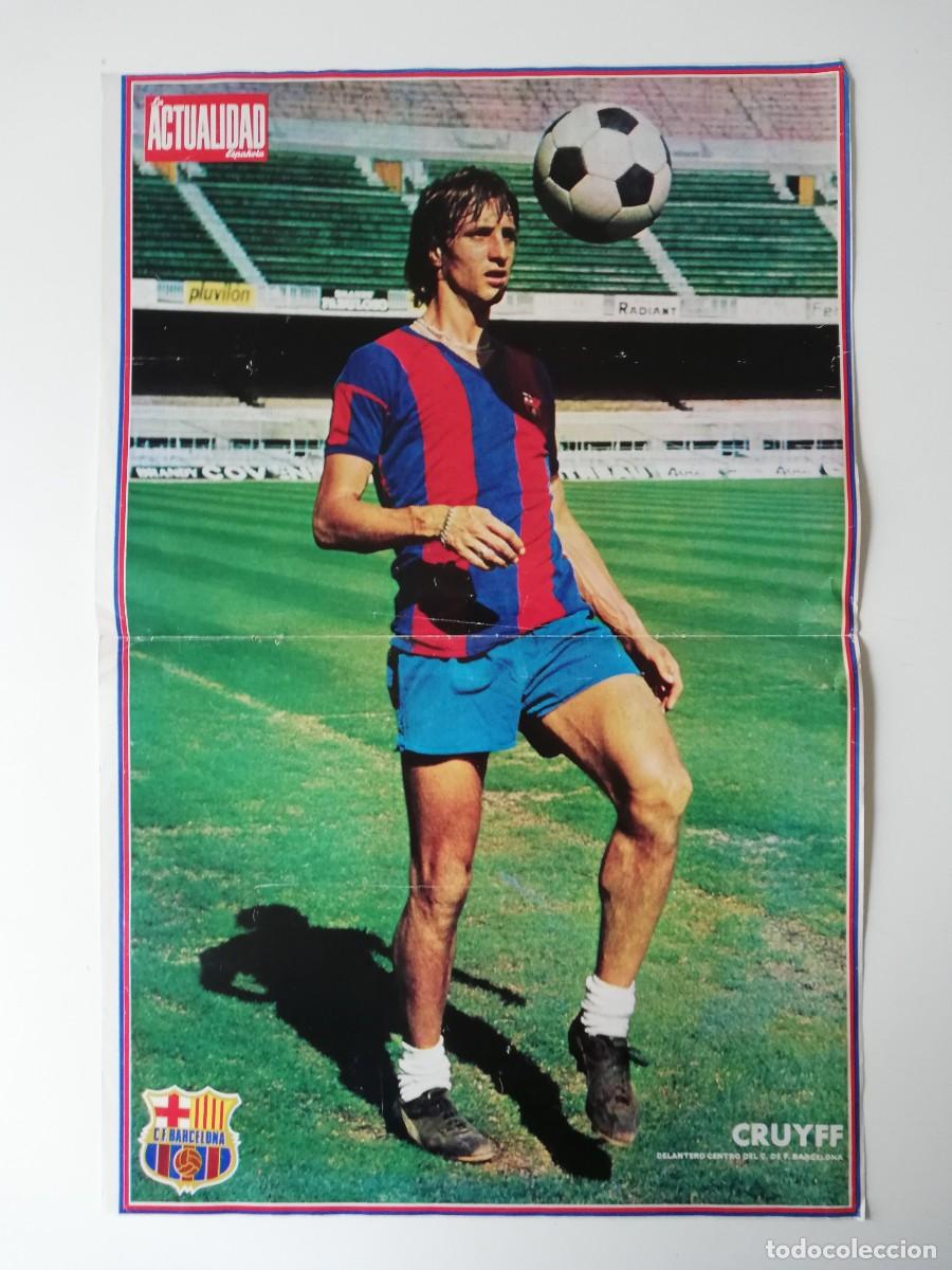 Coleccionismo deportivo: POSTER CRUYFF - C.F. BARCELONA - REVISTA LA ACTUALIDAD ESPA&Ntilde;OLA - 52 X 34 CMS APROX.