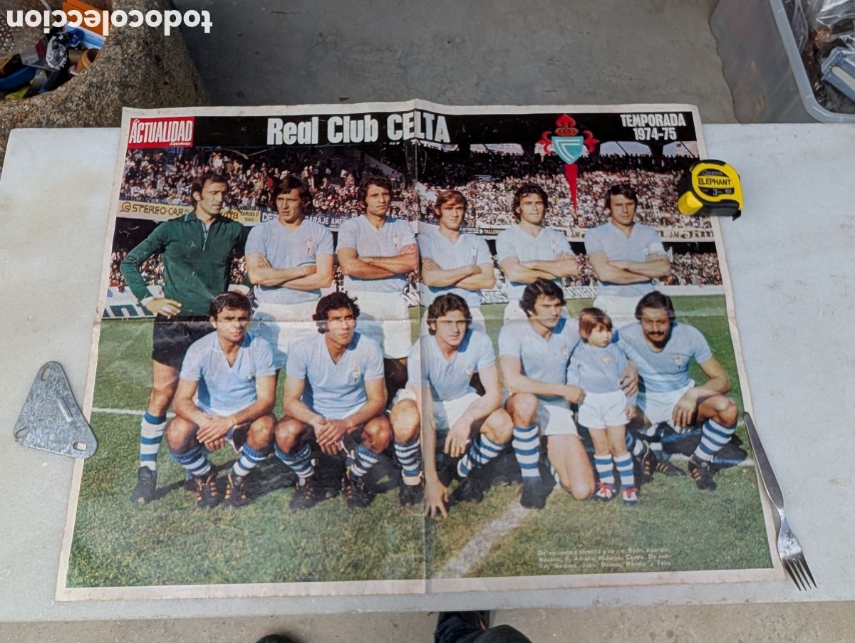 Coleccionismo deportivo: Poster gigante Real Club Celta de Vigo temporada 1974 75 Revista Actualidad Espa&ntilde;ola