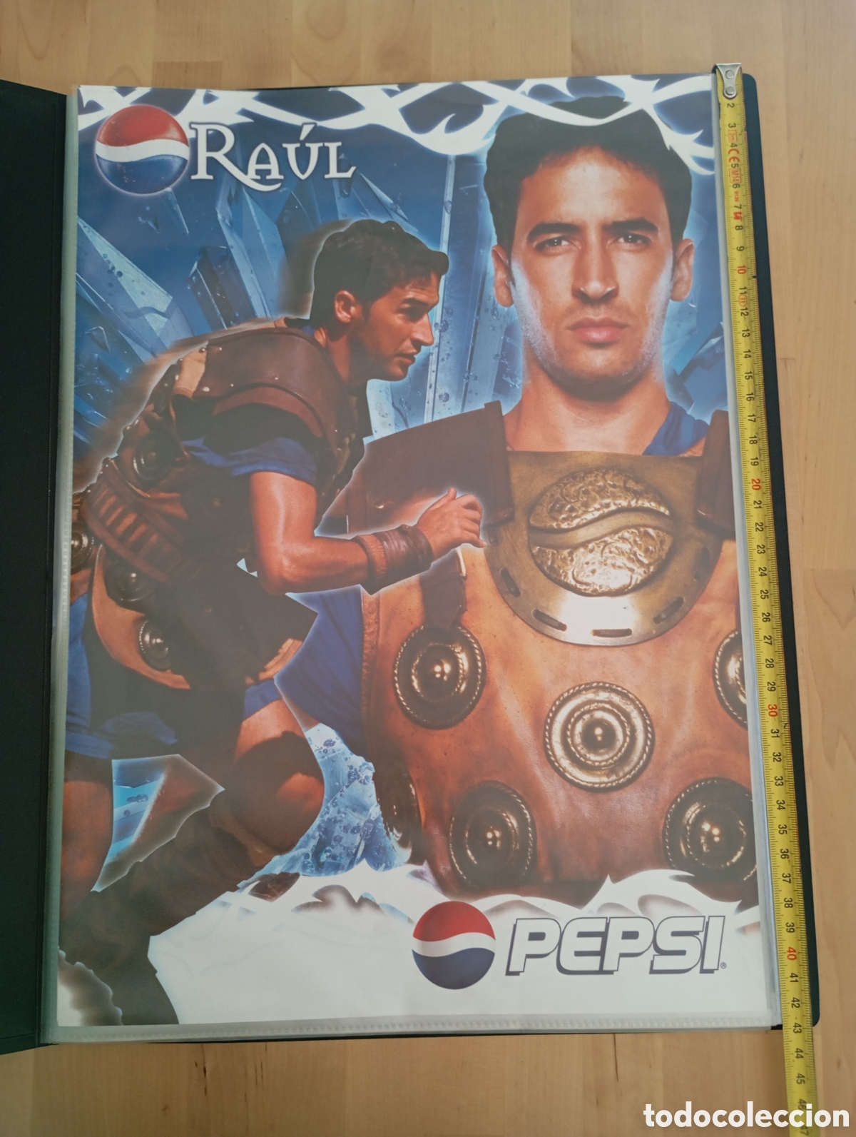 Coleccionismo deportivo: Pepsi Gladiators Ra&uacute;l Real Madrid 2004 Poster L&aacute;mina promocional F&uacute;tbol 42x30cm Plancha