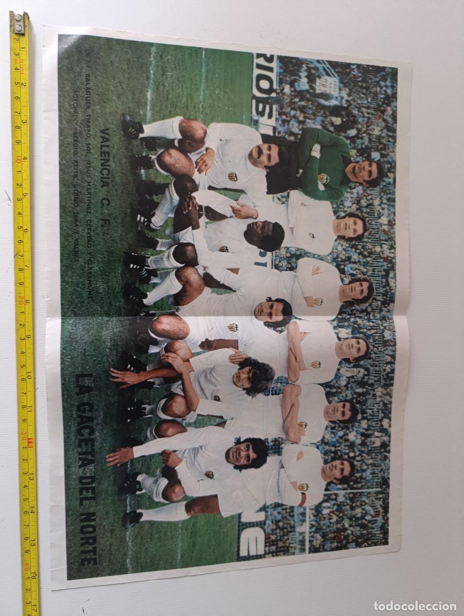 Coleccionismo deportivo: POSTER - ALINEACION VALENCIA - LA GACETA DEL NORTE - A&Ntilde;OS 70 - 42CM X 29CM - ( ARRUGA )