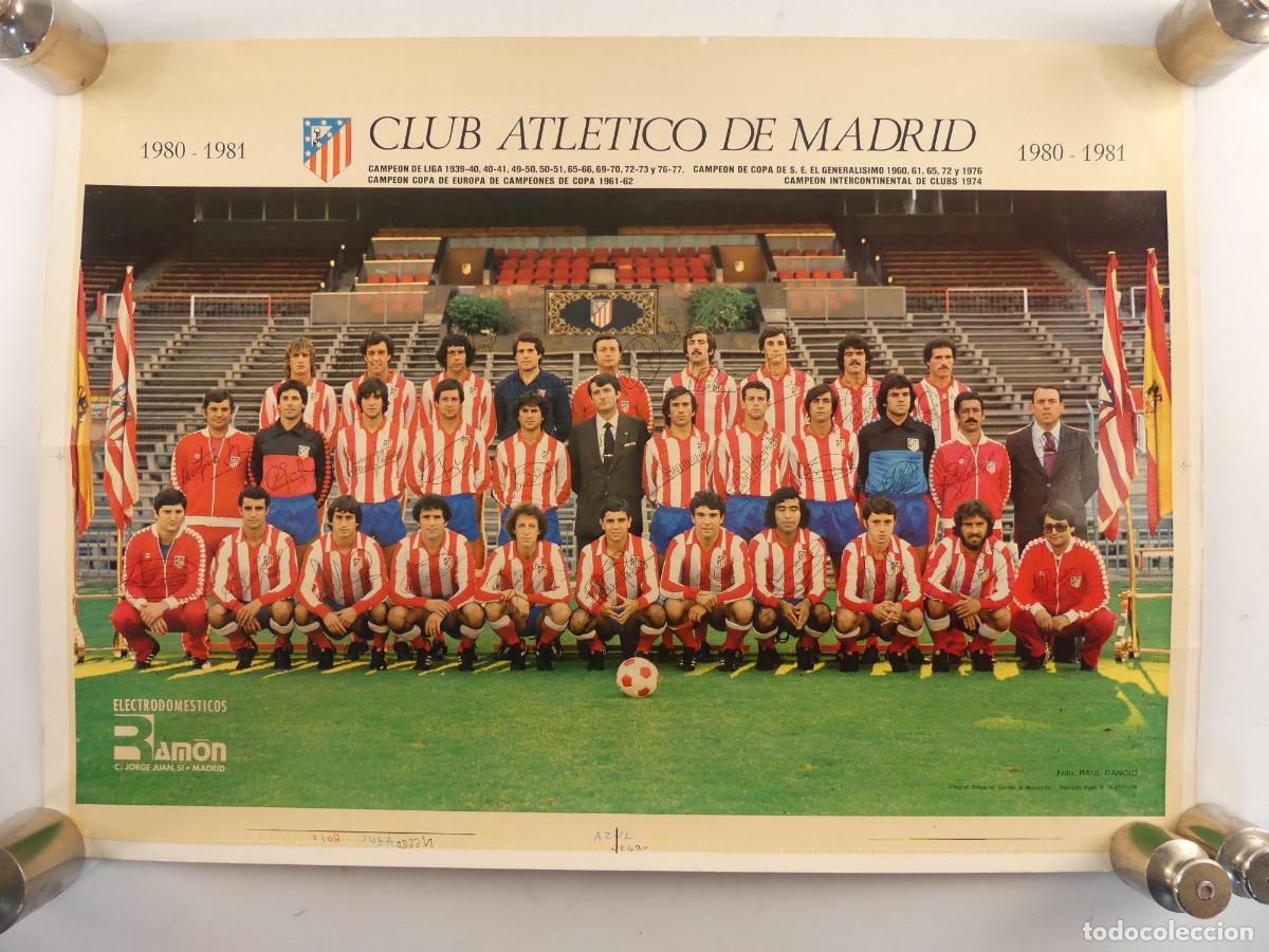 Coleccionismo deportivo: CARTEL DE FUTBOL CLUB ATLETICO DE MADRID TEMPORADA A&Ntilde;O 1980-81 CON FIRMAS AUTOGRAFOS