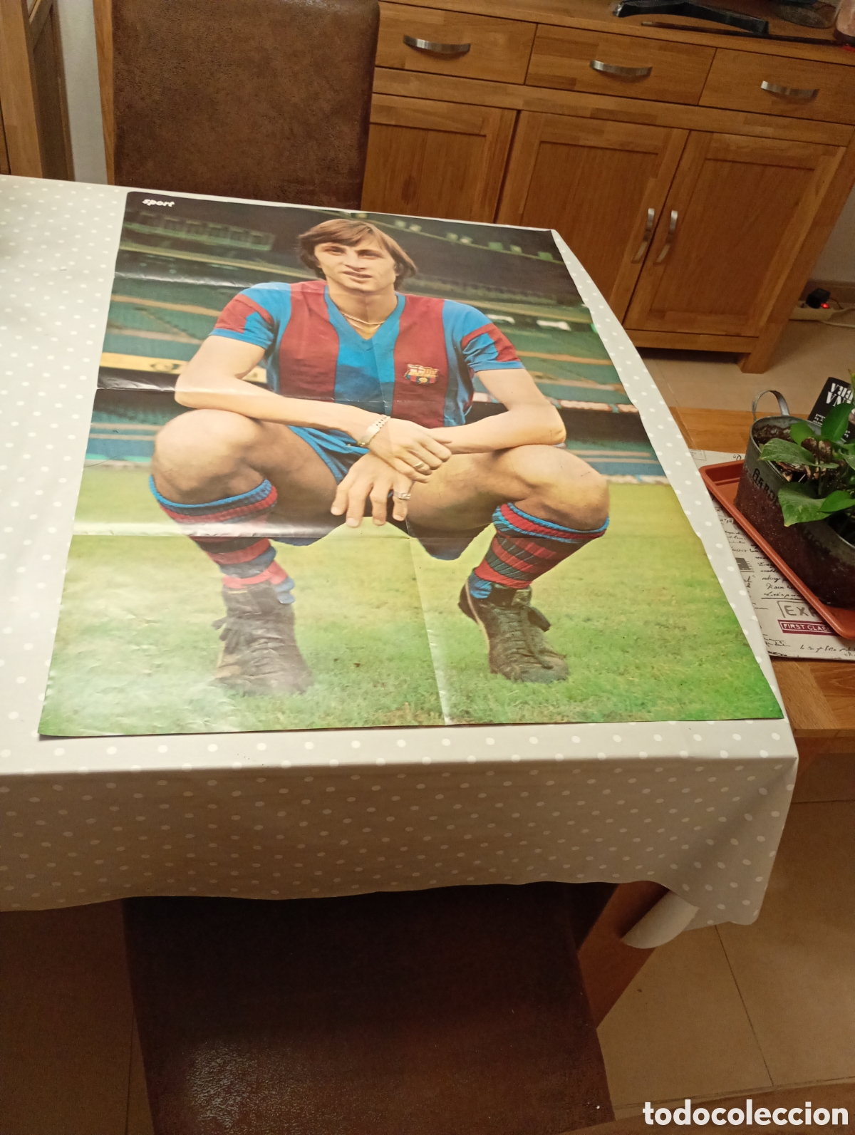 Coleccionismo deportivo: Poster gegant de Johan Cruyff amb la samareta del Futbol Club Barcelona (Bar&ccedil;a). Finals 70. Un metre