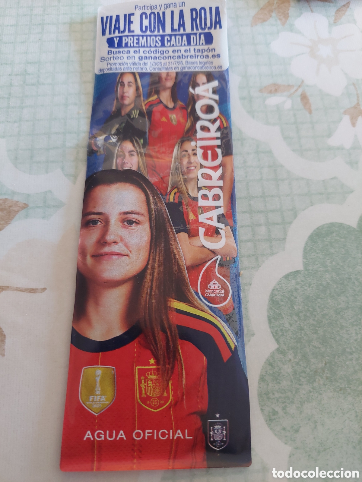 Coleccionismo deportivo: ETIQUETA VIAJE CON LA ROJA SELECCI&Oacute;N ESPA&Ntilde;OLA FEMENINA AGUA MINERAL NATURAL GALICIA CABREIROA