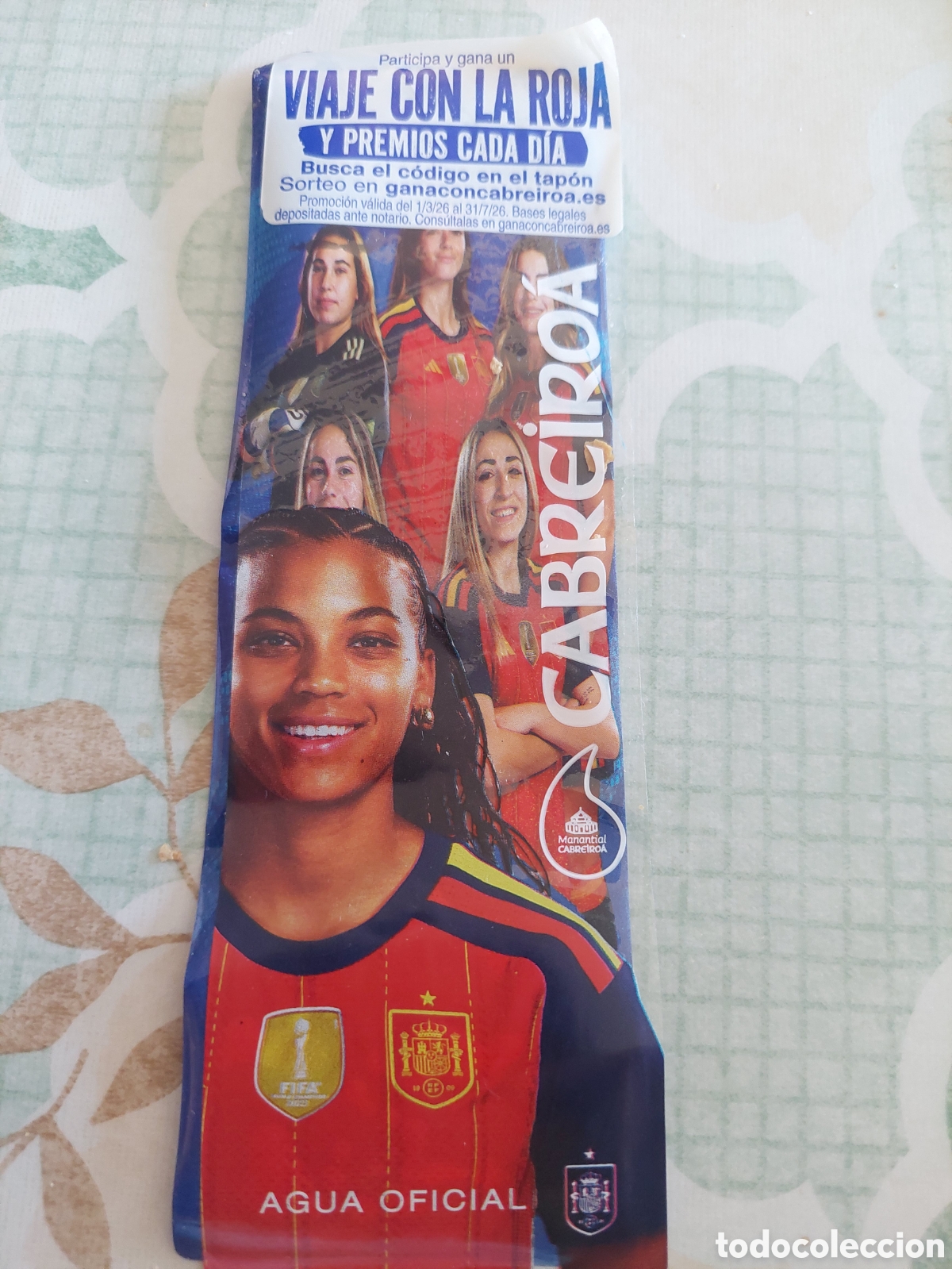 Coleccionismo deportivo: SELECCI&Oacute;N ESPA&Ntilde;OLA F&Uacute;TBOL FEMENINA VIAJE CON LA ROJA ETIQUETA AGUA MINERAL NATURAL GALICIA CABREIROA