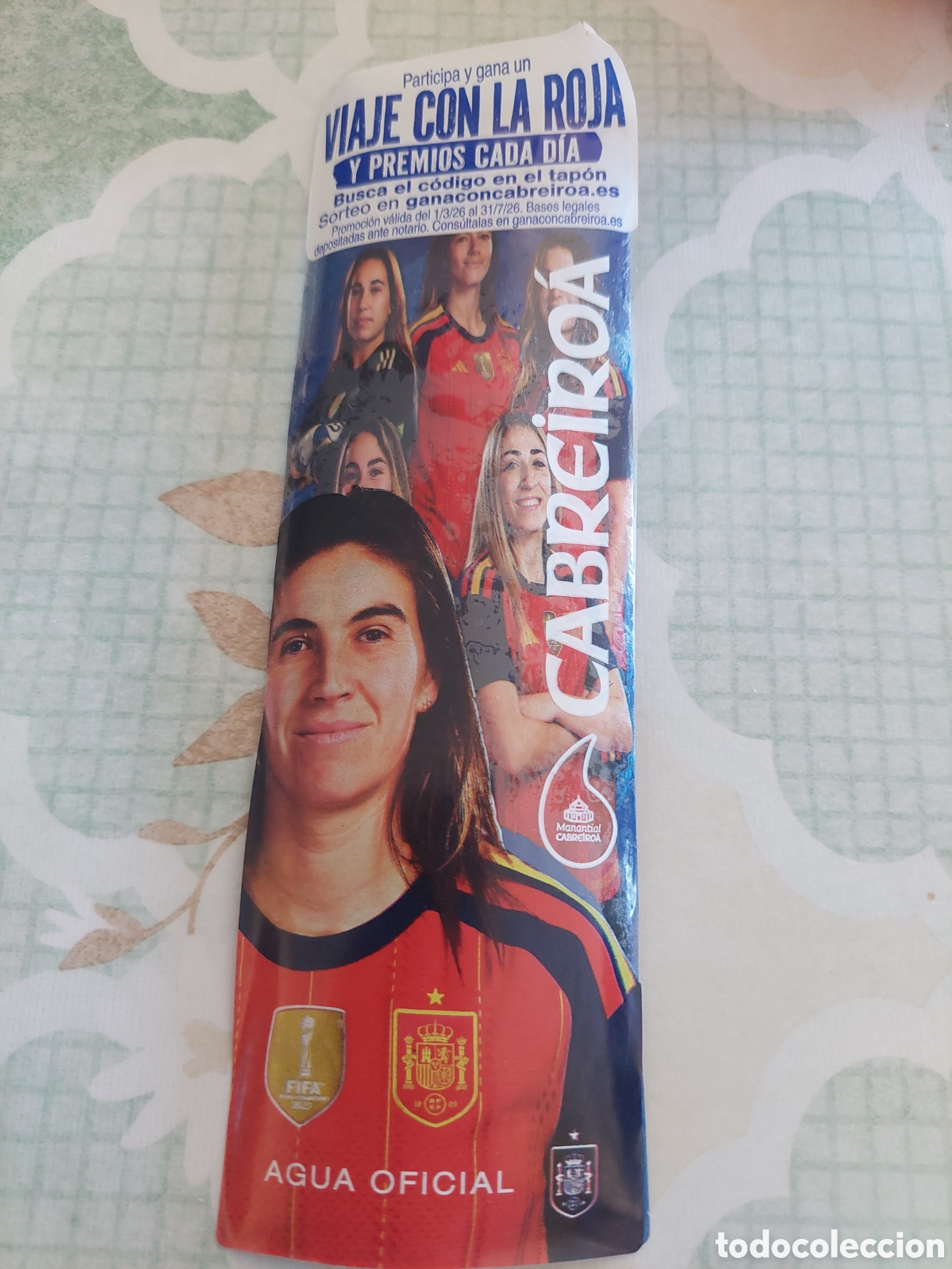 Coleccionismo deportivo: SELECCI&Oacute;N ESPA&Ntilde;OLA F&Uacute;TBOL FEMENINA ETIQUETA VIAJE CON LA ROJA AGUA MINERAL NATURAL GALICIA CABREIROA