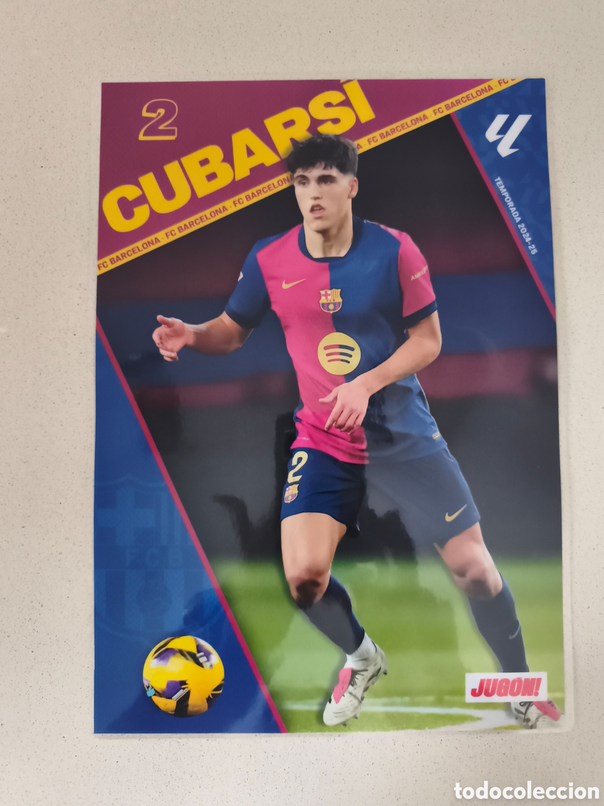 Coleccionismo deportivo: POSTER PLASTIFICADO CUBARS&Iacute; FC BARCELONA 24/25. REVISTA JUG&Oacute;N.