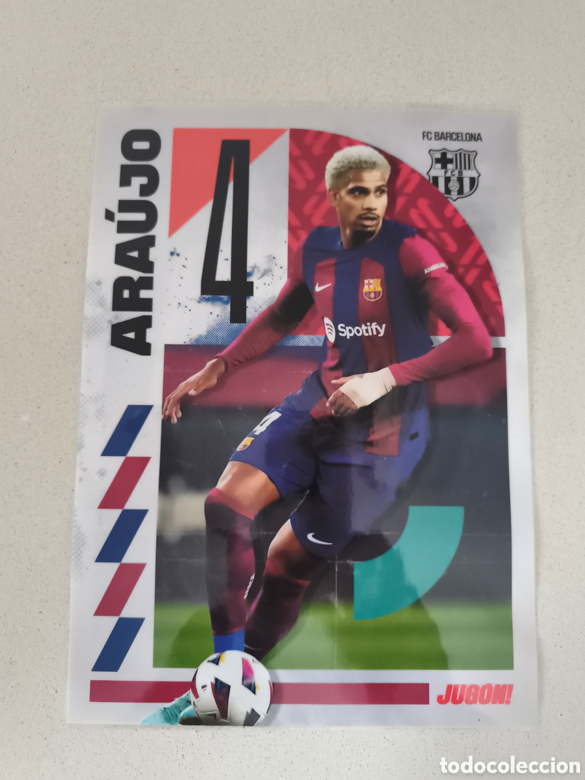 Coleccionismo deportivo: POSTER PLASTIFICADO ARAUJO FC BARCELONA 23/24. REVISTA JUG&Oacute;N.