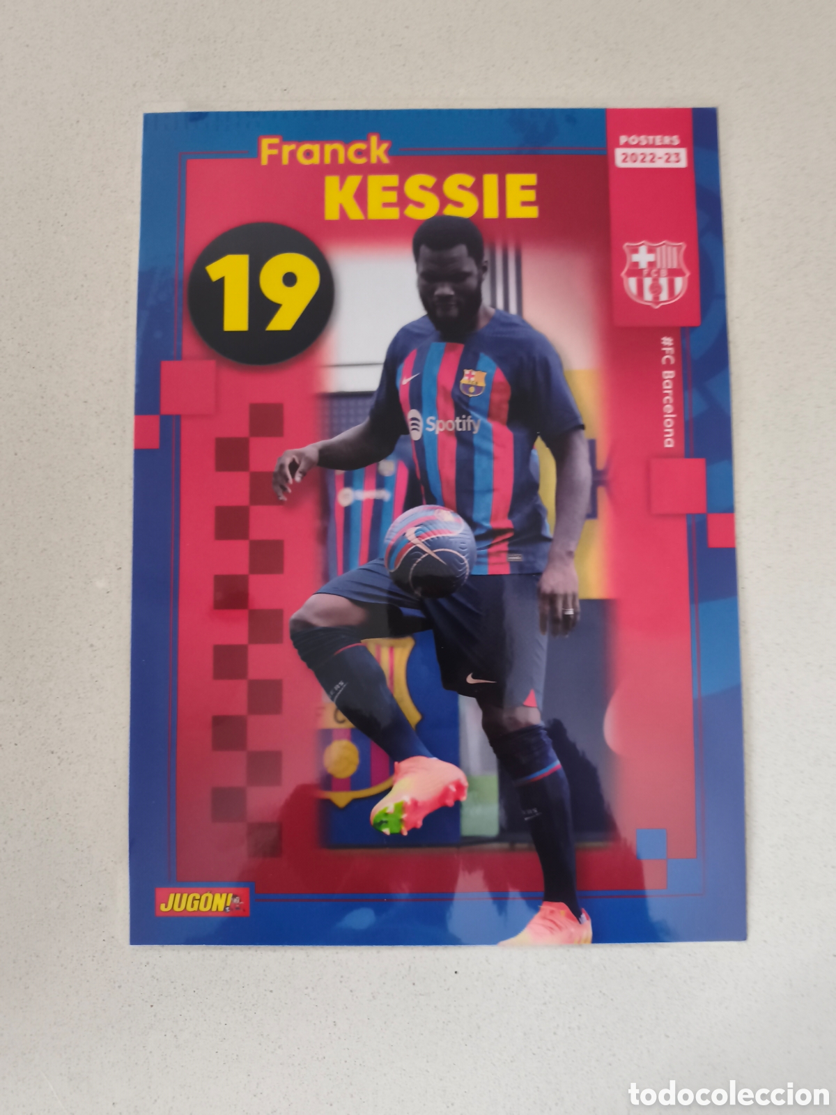 Coleccionismo deportivo: POSTER PLASTIFICADO KESSIE FC BARCELONA 22/23. REVISTA JUG&Oacute;N.