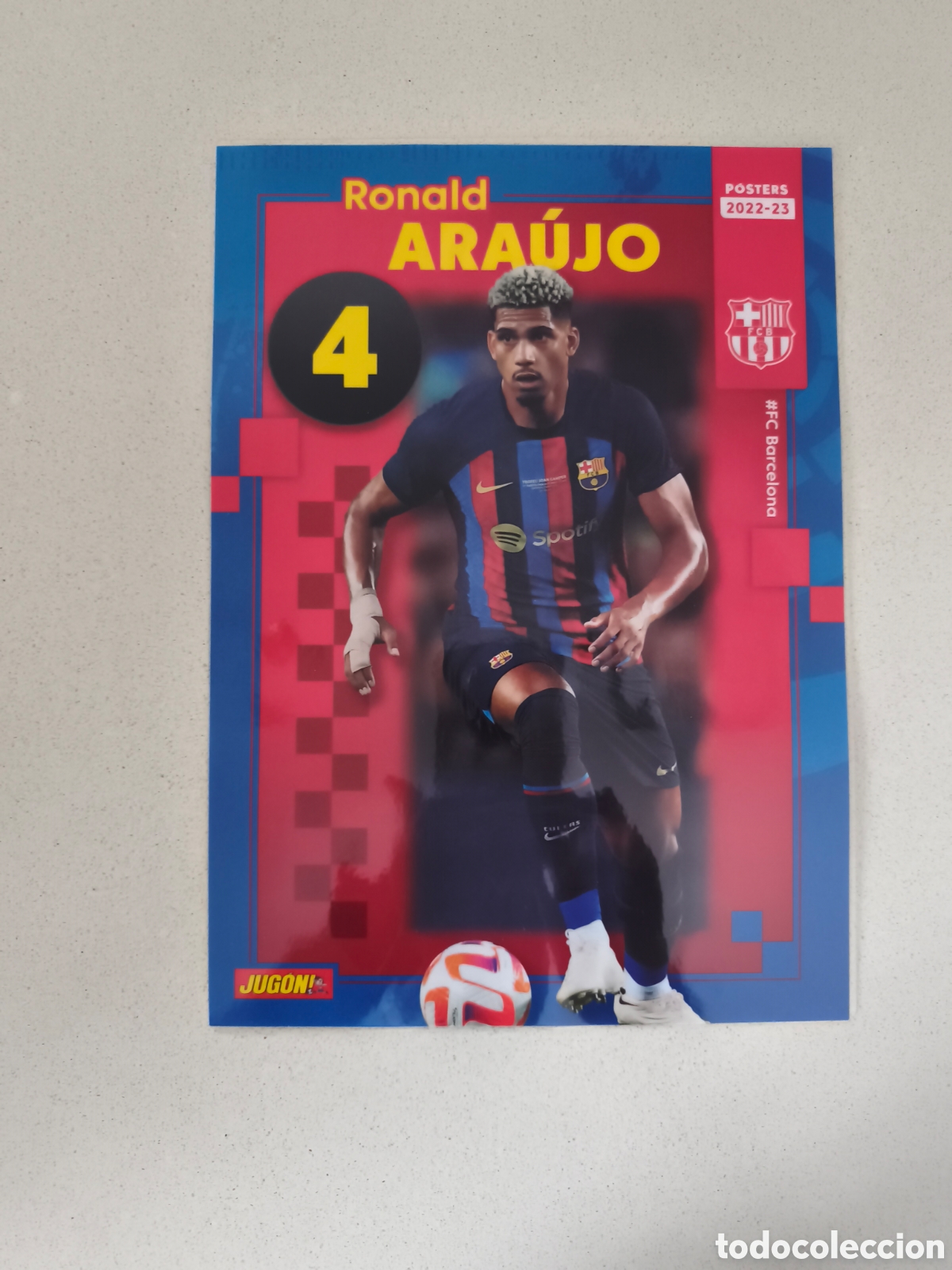 Coleccionismo deportivo: POSTER PLASTIFICADO ARAUJO FC BARCELONA 22/23. REVISTA JUG&Oacute;N.