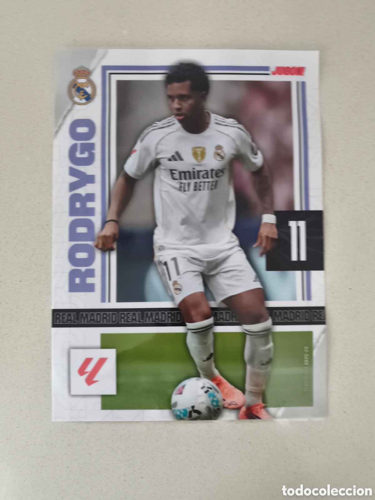 Coleccionismo deportivo: POSTER PLASTIFICADO RODRYGO REAL MADRID 25/26. REVISTA JUG&Oacute;N.