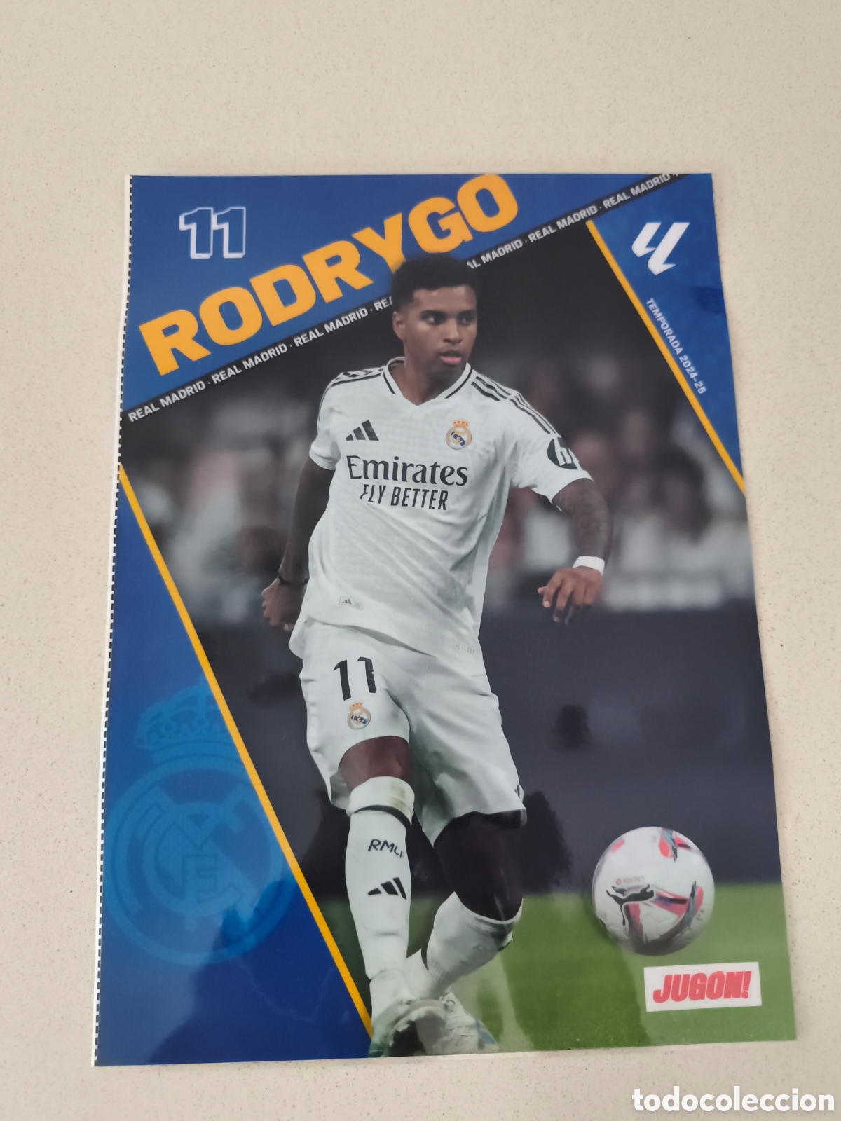 Coleccionismo deportivo: POSTER PLASTIFICADO RODRYGO REAL MADRID 24/25. REVISTA JUG&Oacute;N.