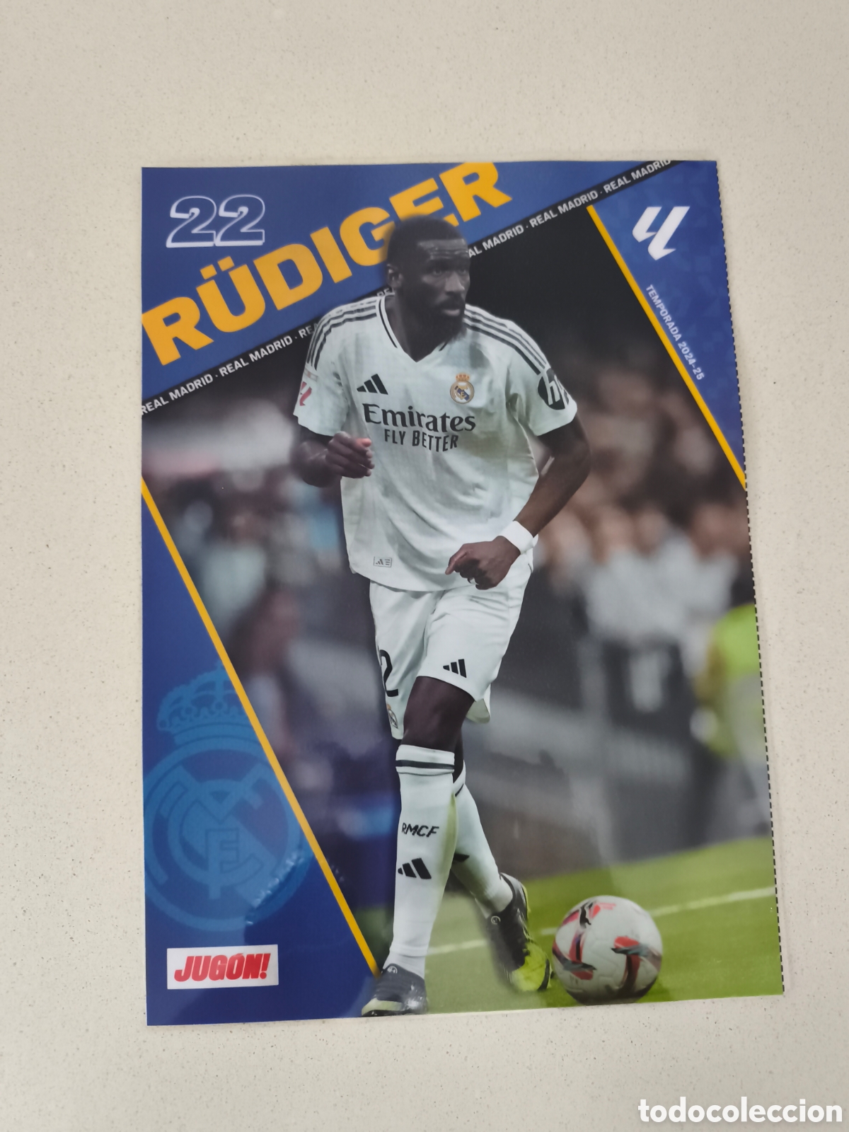 Coleccionismo deportivo: POSTER PLASTIFICADO RUDIGER REAL MADRID 24/25. REVISTA JUG&Oacute;N.