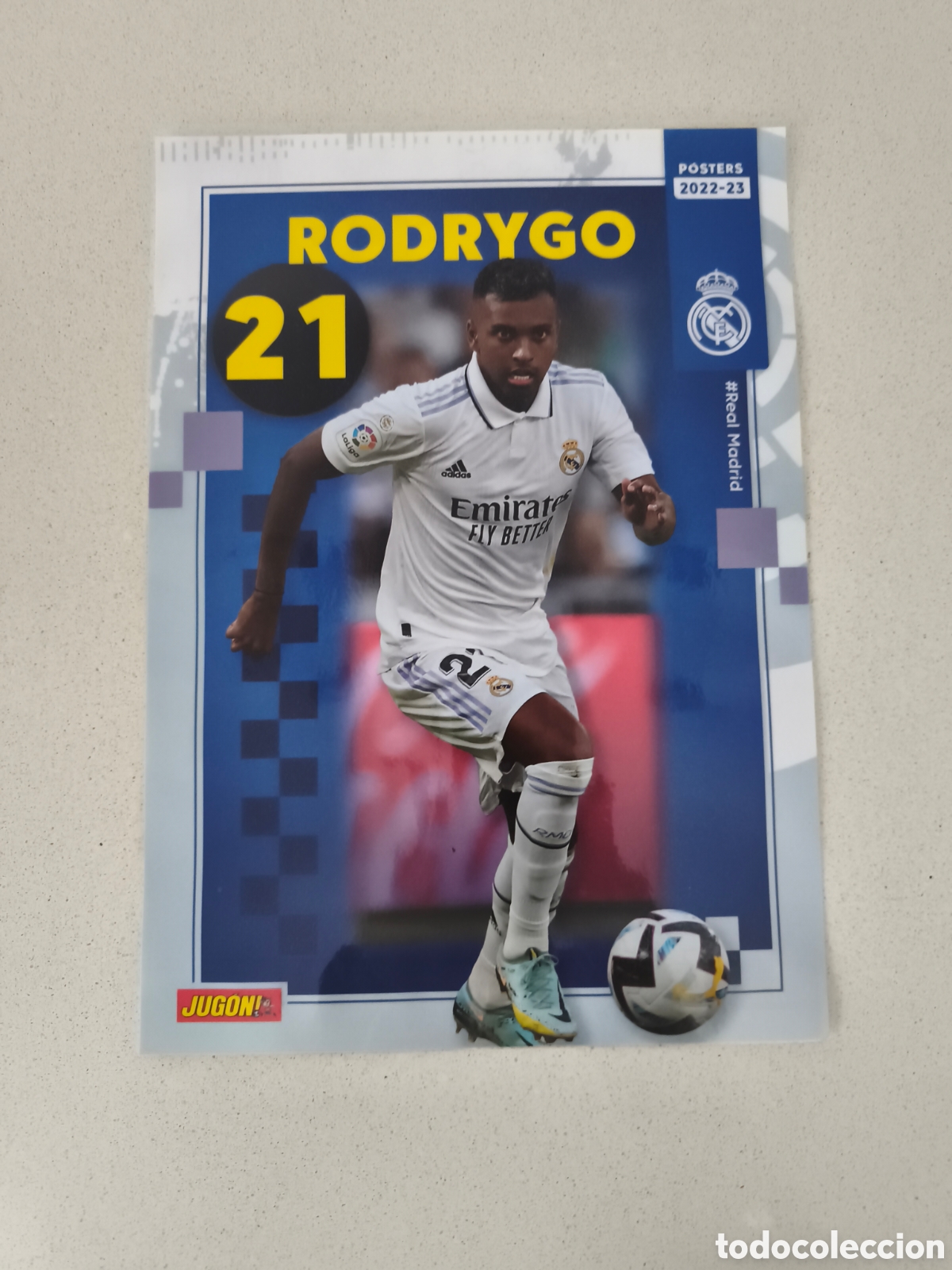 Coleccionismo deportivo: POSTER PLASTIFICADO RODRYGO REAL MADRID 22/23. REVISTA JUG&Oacute;N.