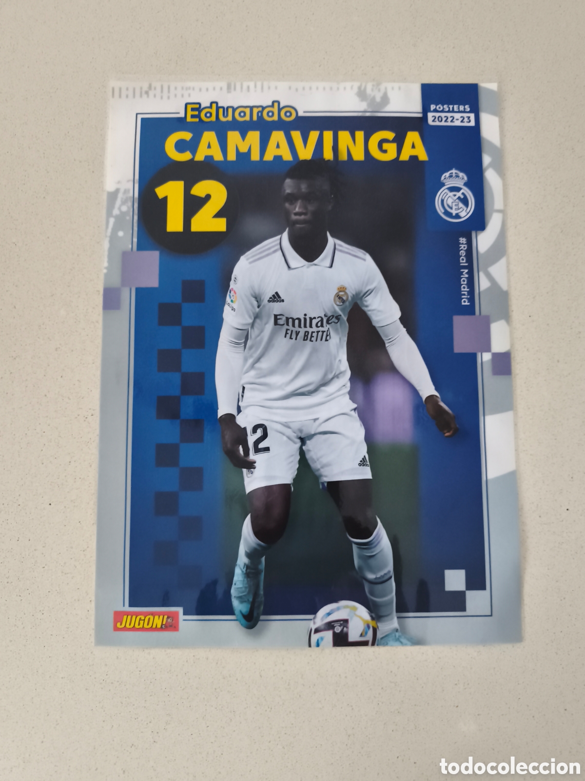 Coleccionismo deportivo: POSTER PLASTIFICADO CAMAVINGA REAL MADRID 22/23. REVISTA JUG&Oacute;N.