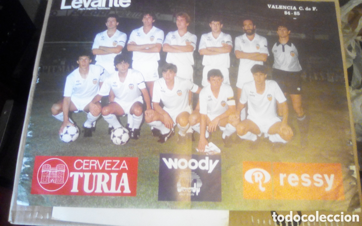 Coleccionismo deportivo: Poster Valencia C. F., liga 84-85. Publicidad cerveza Turia, discoteca Woody, Rossy. 48,5 x 34,5 cm.