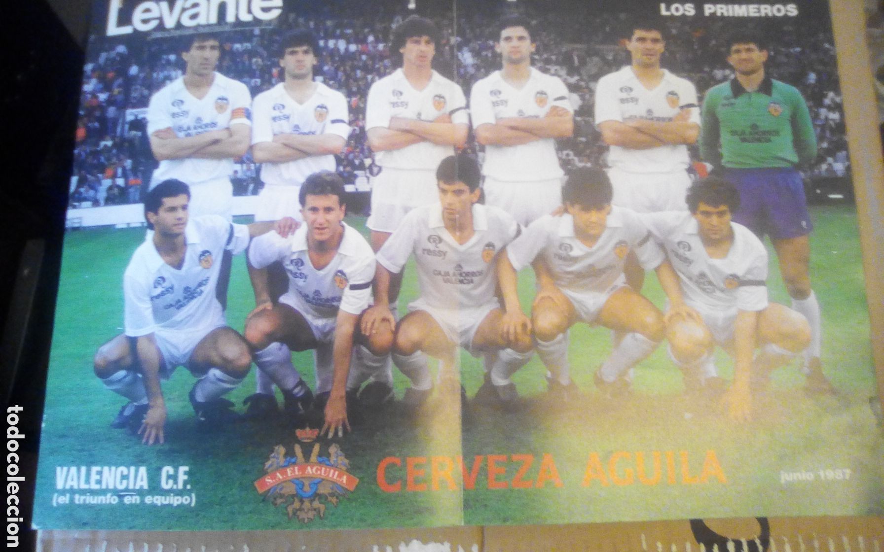 Coleccionismo deportivo: Poster Valencia C. F.. Los primeros. Junio 1987. Publicidad cerveza El &Aacute;guila. Mide 48,5 x 33,5 cm.