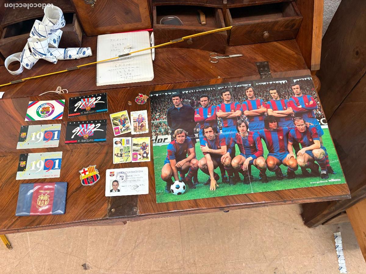 Coleccionismo deportivo: FCB carnets socio Segarra , poster liga a&ntilde;os 70 cromos pin insignia brodada se vende junto