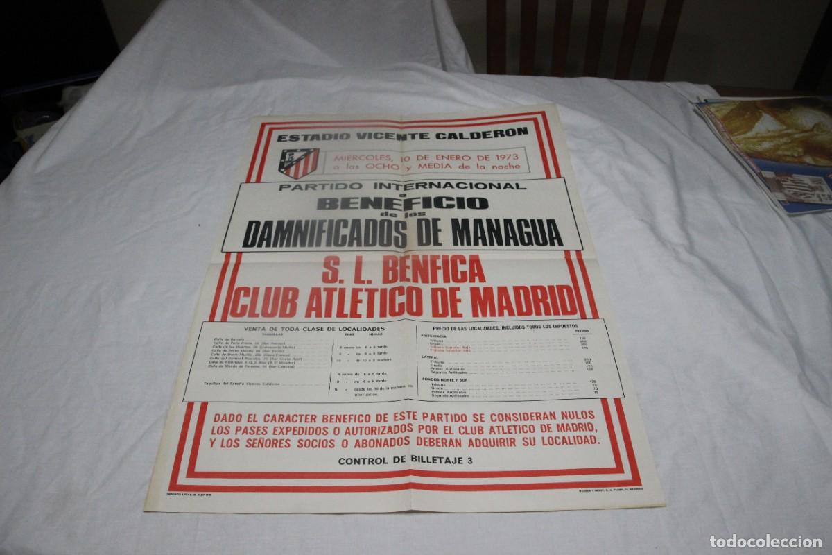 Coleccionismo deportivo: CARTEL OFICIAL PARTIDO BENEFICIO DAMNIFICADOS MANAGUA 1973 AT.MADRID Y BENFICA