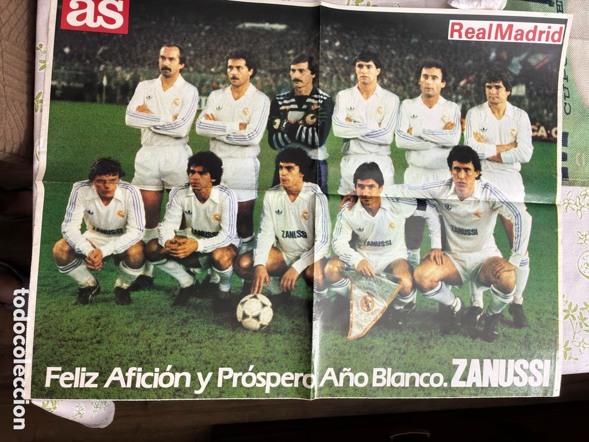 Coleccionismo deportivo: P&oacute;ster Real Madrid (&Eacute;poca Zanussi / Adidas) - Diario AS A&ntilde;os 80 - Juanito, Santillana