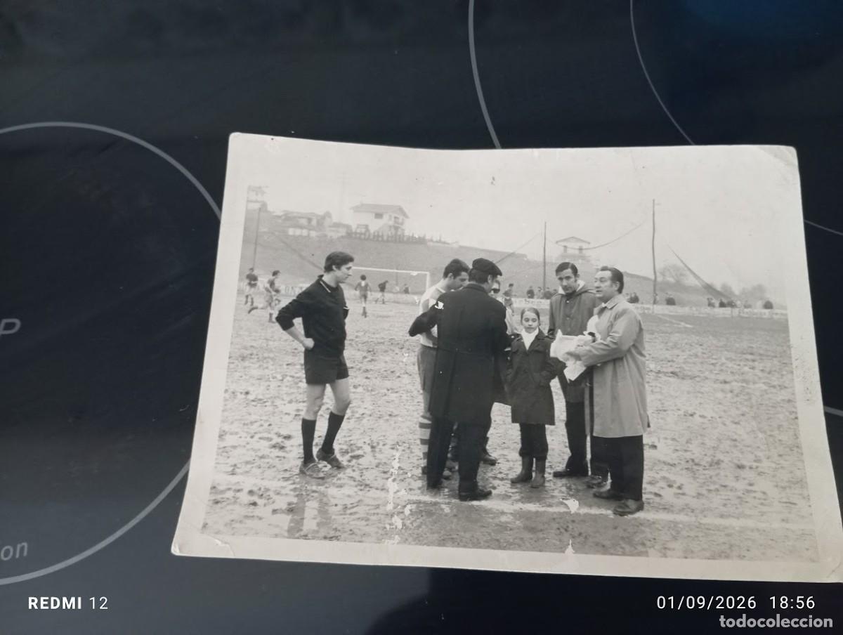 Coleccionismo deportivo: FOTO DE PARTIDO DE FUTBOL GUIPUZCOA A&Ntilde;OS 60 ARBITRO PARECE GURUCETA