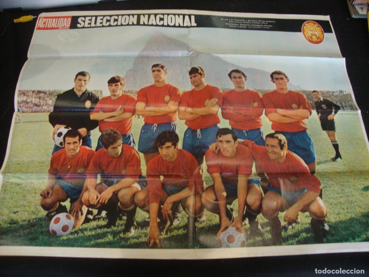 Coleccionismo deportivo: POSTER REVISTA ACTUALIDAD ESPA&Ntilde;OLSELECCION NACIONAL MEDIDAS 67 X 51