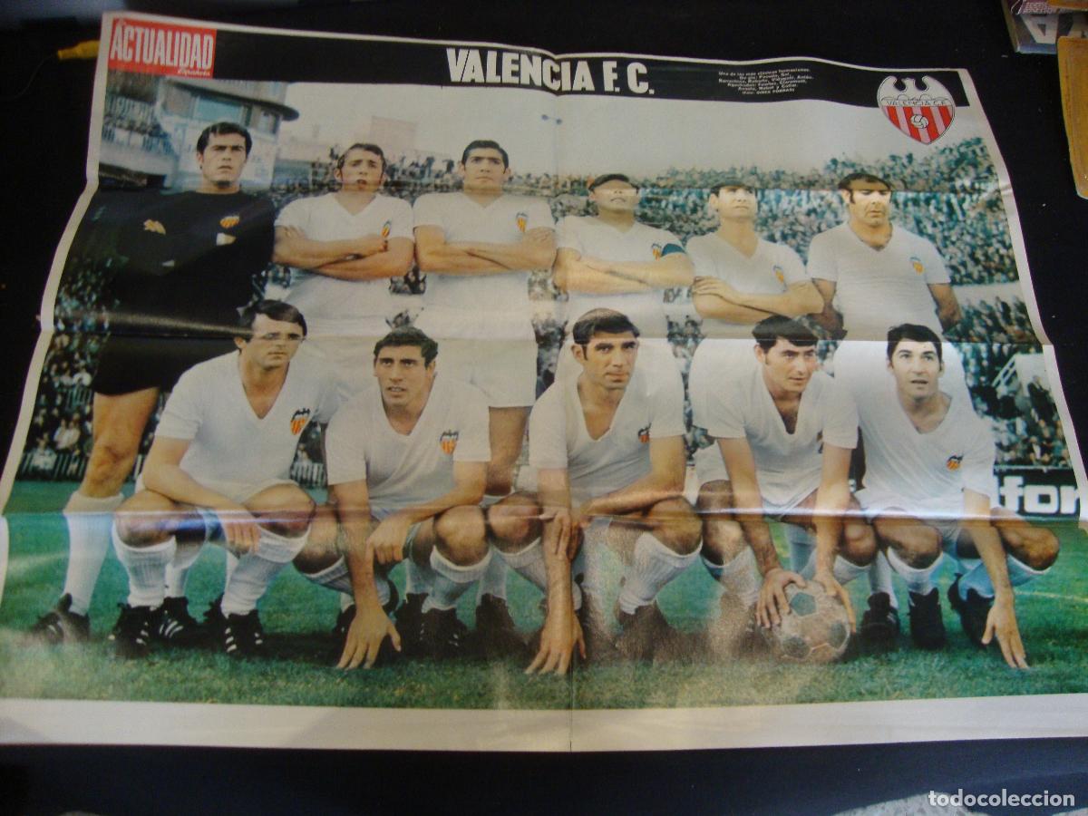 Coleccionismo deportivo: POSTER REVISTA ACTUALIDAD ESPA&Ntilde;OLA VALENCIA F C MEDIDAS 67 X 51