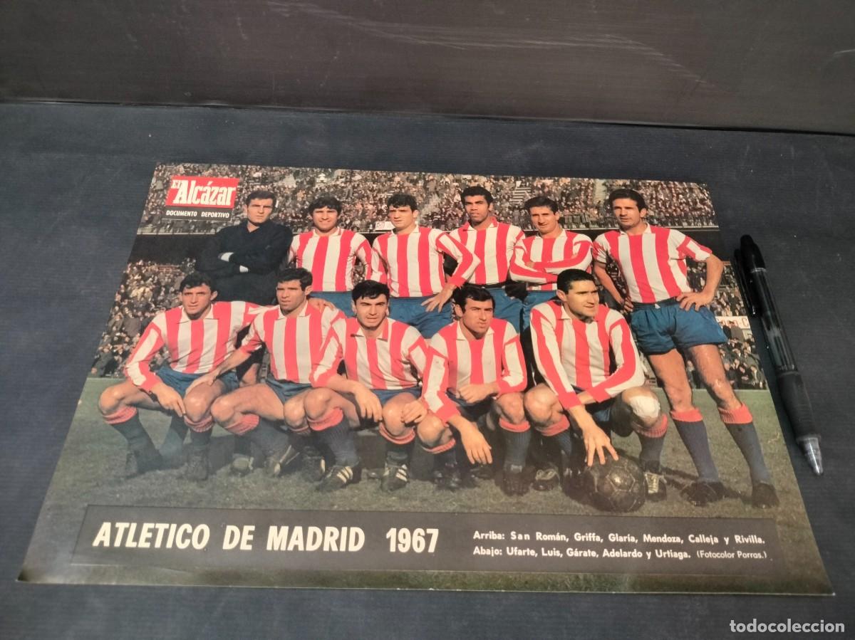 Coleccionismo deportivo: POSTER FUTBOL ALINEACION ATLETICO DE MADRID LIGA 1966/1967 33,5 X 24 CM EL ALCAZAR EXCELENTE!!