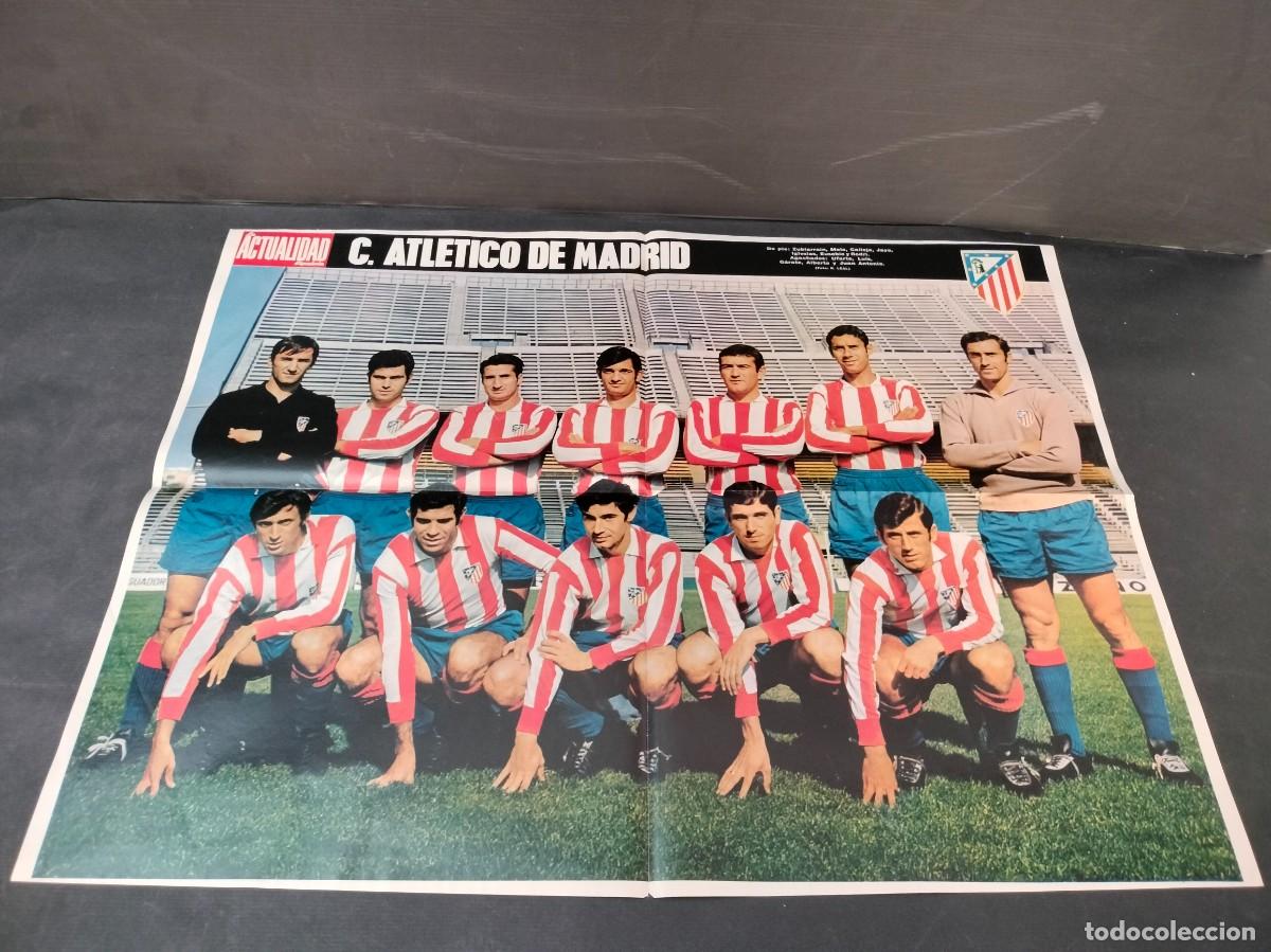Coleccionismo deportivo: ENORME POSTER FUTBOL ALINEACION ATLETICO DE MADRID LIGA 1969/1970 50 X 66 CM LA ACTUALIDAD ESPA&Ntilde;OLA