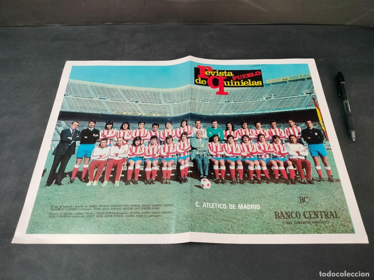 Coleccionismo deportivo: POSTER FUTBOL ALINEACION ATLETICO DE MADRID LIGA 1969/1970 33 X 46,5 CM REVISTA DE QUINIELAS PUEBLO
