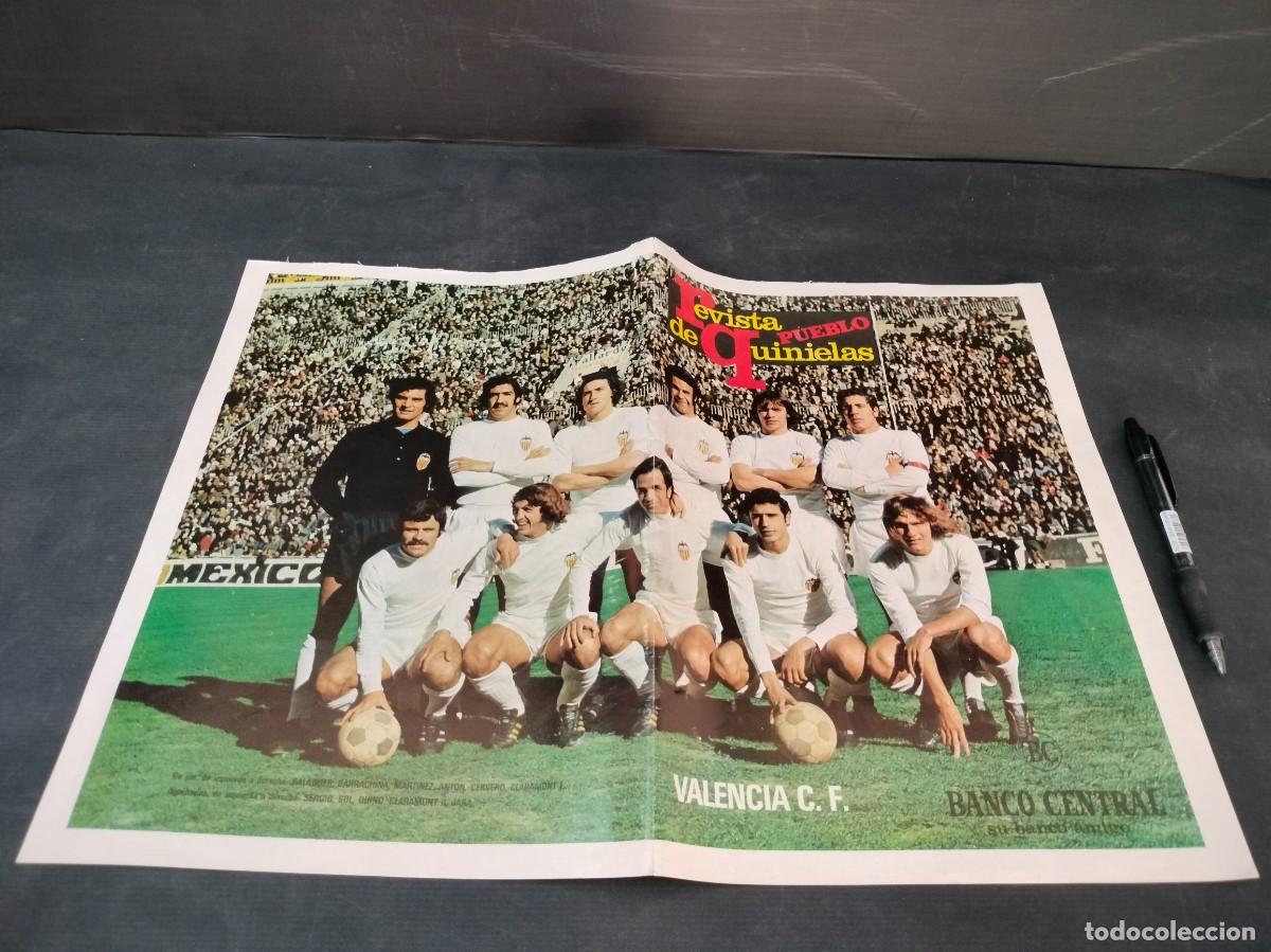 Coleccionismo deportivo: POSTER FUTBOL ALINEACION VALENCIA C.F LIGA 1973/1974 33 X 46,5 CM REVISTA DE QUINIELAS PUEBLO