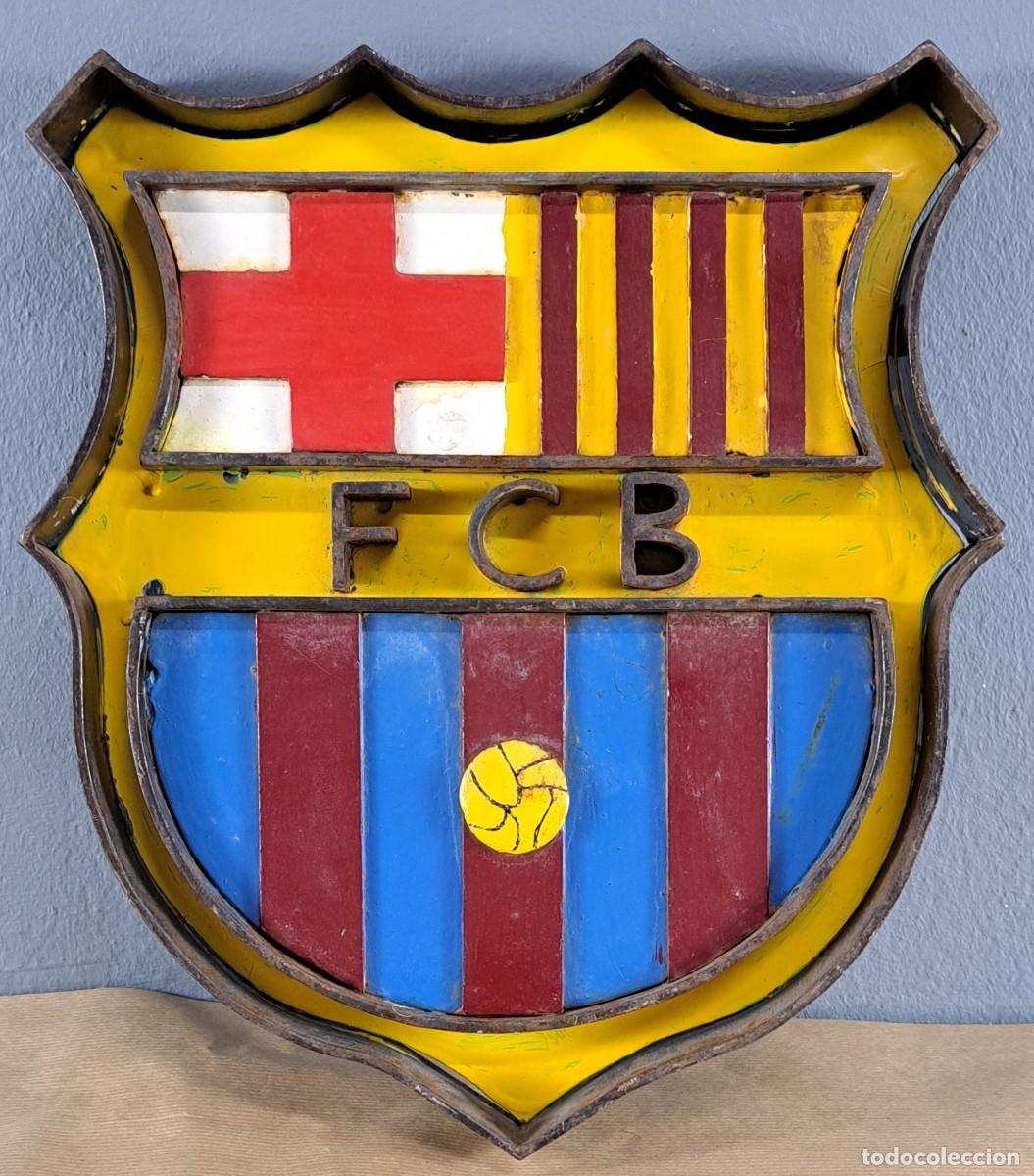 Coleccionismo deportivo: Escudo de hierro forjado F. C. B. Bar&ccedil;a, Barcelona. 35 cm. Siglo XX