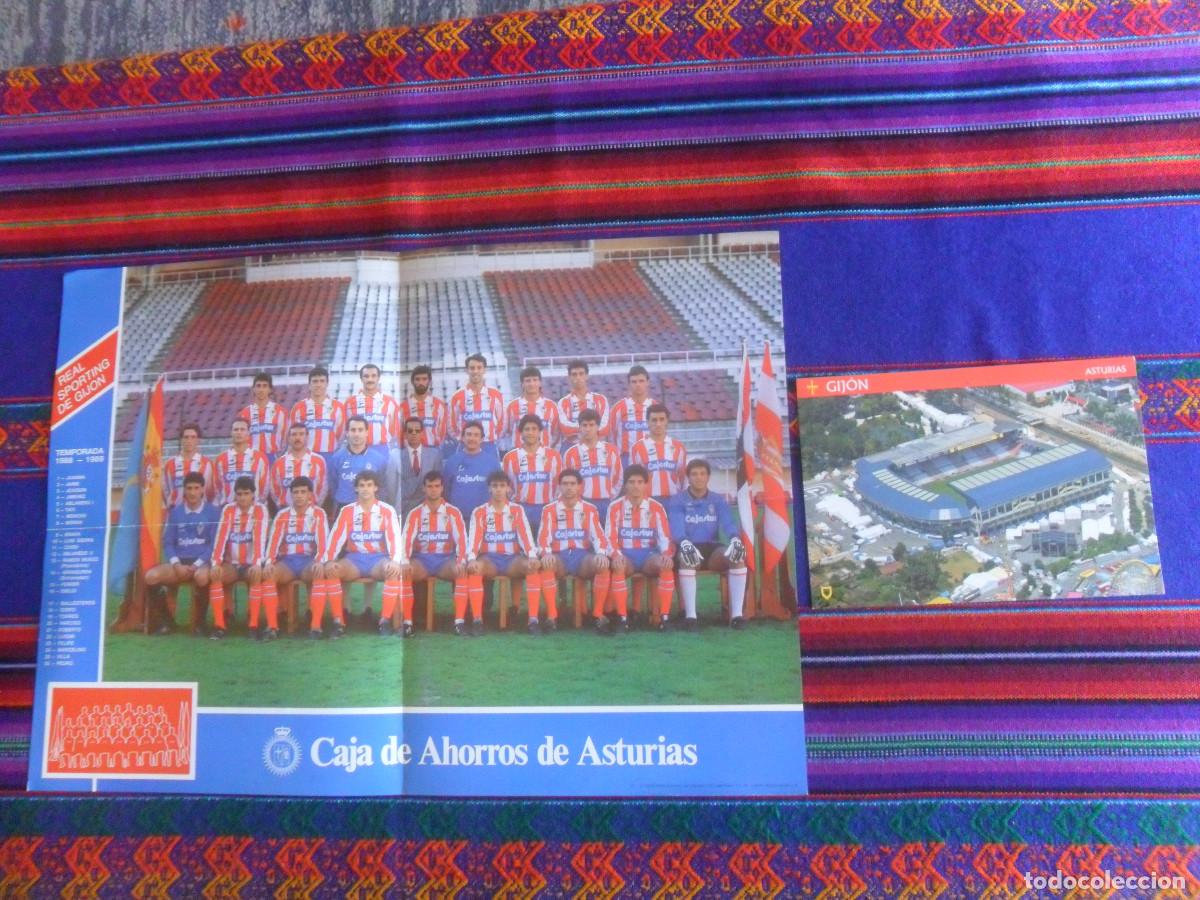 Coleccionismo deportivo: CARTEL P&Oacute;STER SPORTING DE GIJ&Oacute;N TEMPORADA 1988 1989 CAJASTUR 41X29 CMS Y POSTAL ESTADIO EL MOLIN&Oacute;N.