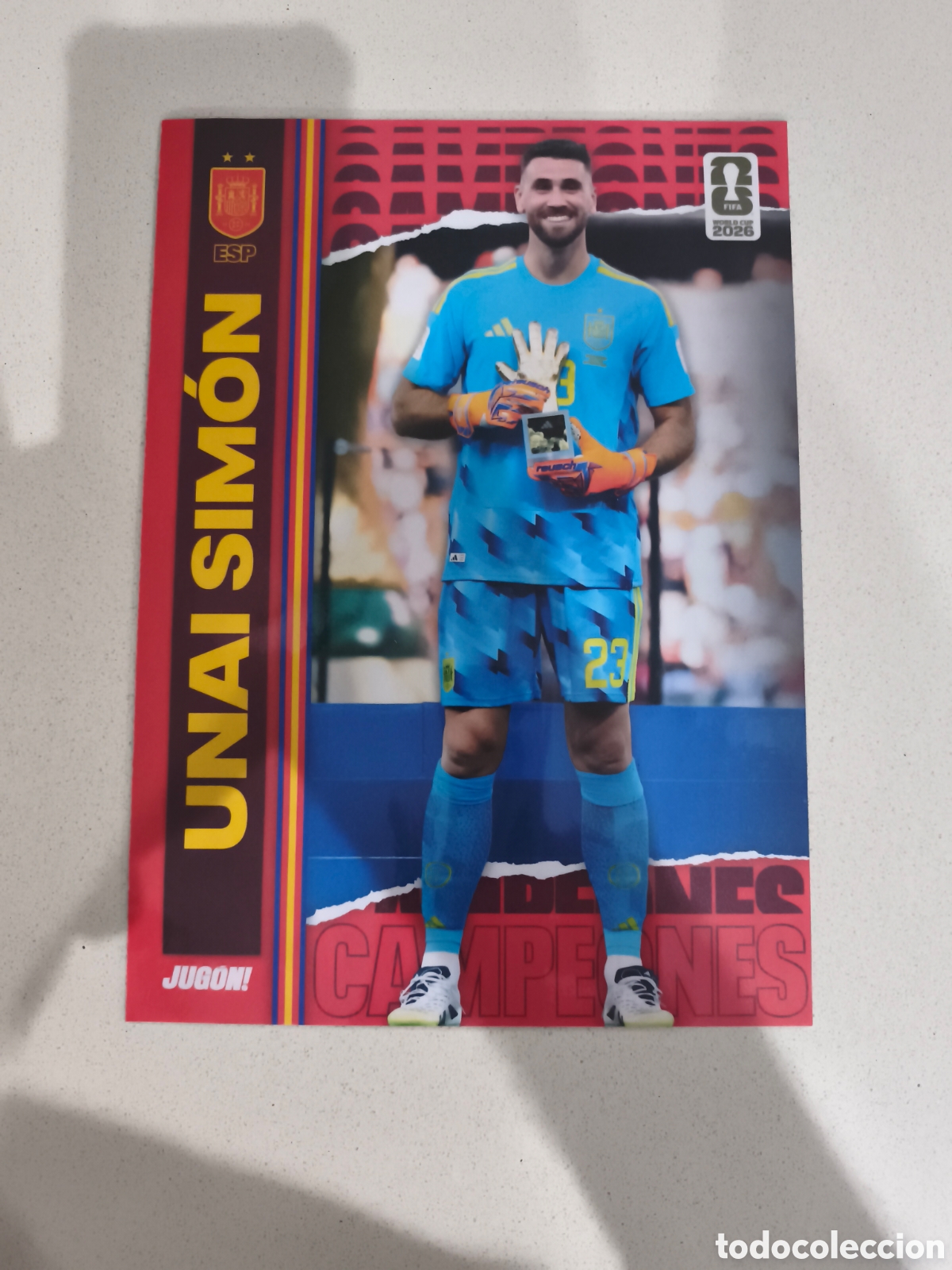 Coleccionismo deportivo: P&Oacute;STER PLASTIFICADO UNAI SIM&Oacute;N ESPA&Ntilde;A CAMPEONA DEL MUNDO. TROFEO GUANTES DE ORO DEL MUNDIAL 2026.
